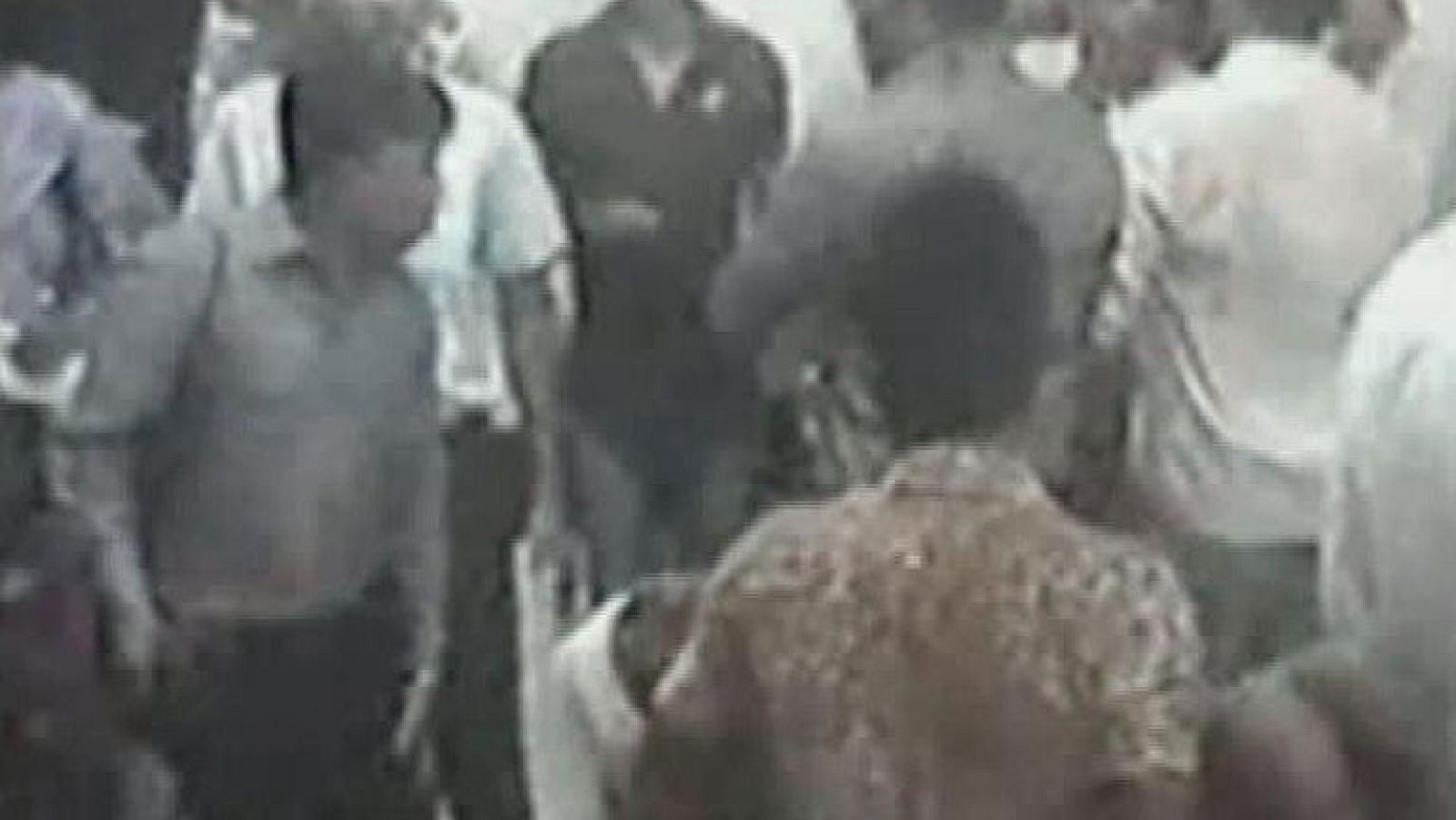 Al menos 20 personas murieron y unas 300 resultaron heridas por un tornado que arrasó en las últimas horas el este de Bangladesh, informaron hoy los medios locales. Los vientos huracanados golpearon varias localidades de las regiones de Sadar, Bijoynagar y Akhaura, en el distrito de Brahmanbaria durante la tarde del viernes (hora local), afirmaron fuentes oficiales al diario bdnews24 y a la agencia estatal BSS. La mayoría de las víctimas mortales fallecieron por la caída de árboles, electrocutados o por el derrumbe de muros y tejados, explicaron la policía y el personal de emergencia, que añadieron que al menos unas 500 viviendas habían resultado dañadas.