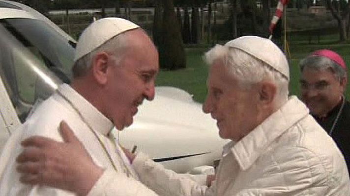 Francisco y Benedicto XVI se funden en un abrazo en Castelgandolfo en su primer encuentro