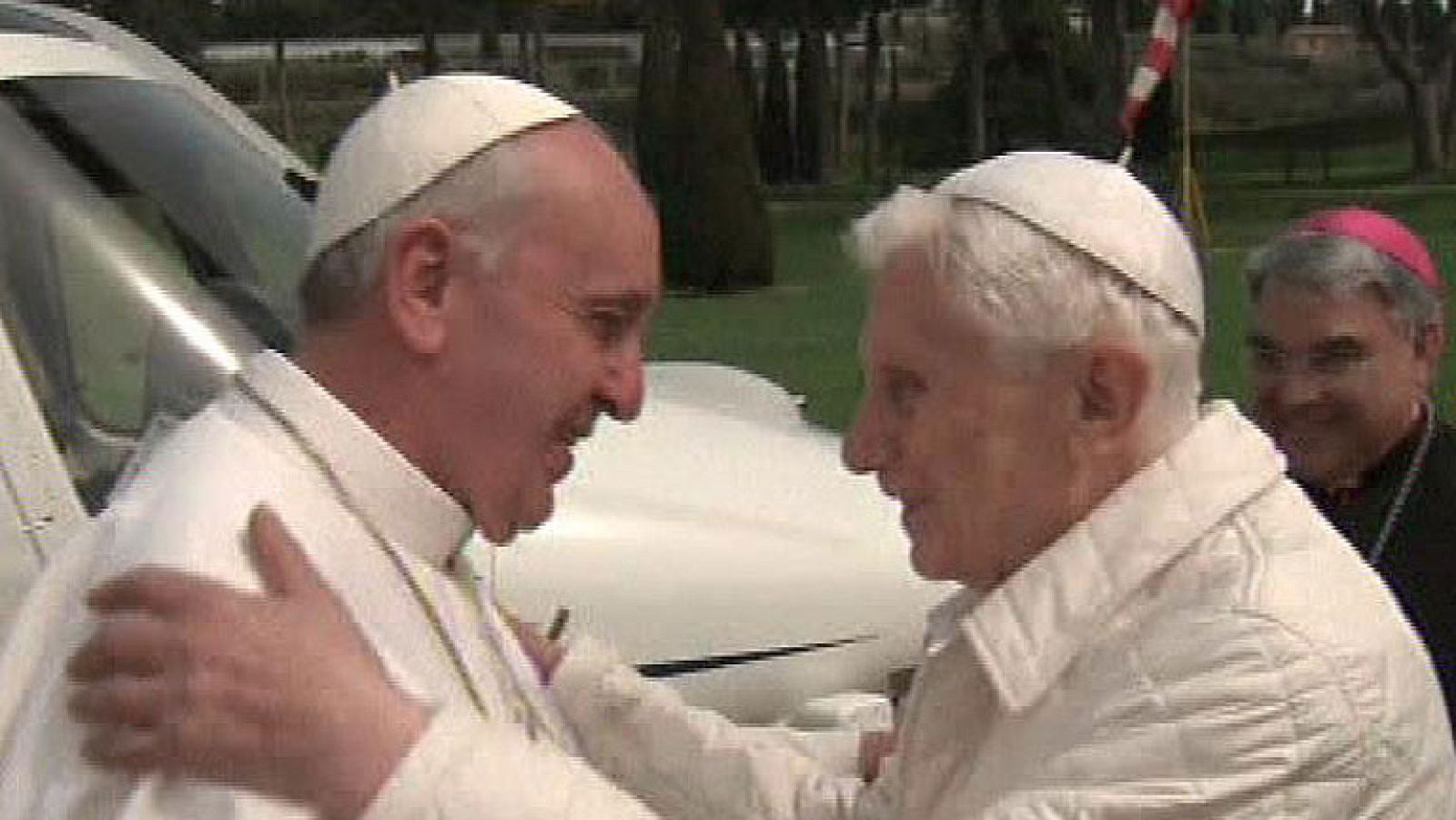 El papa Francisco y el papa emérito Benedicto XVI se han fundido en un abrazo cuando se encontraron en la residencia de Castel Gandolfo, donde vive el pontífice emérito desde que renunció al papado el 28 de febrero pasado, según ha informado el portavoz vaticano, Federico Lombardi.