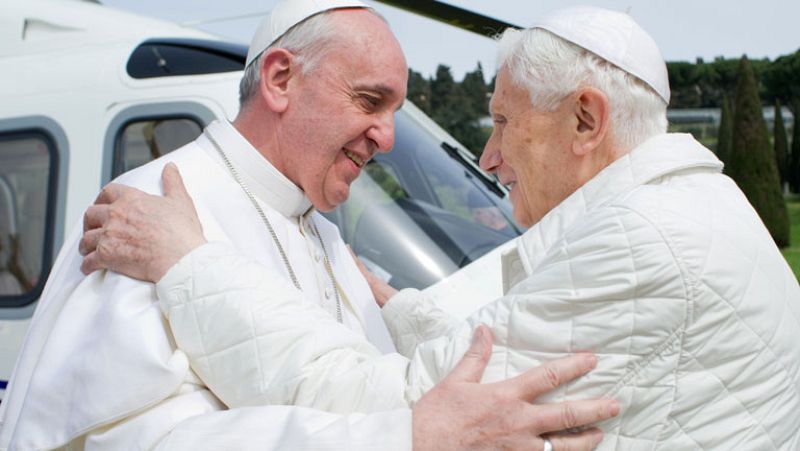 Francisco y Benedicto XVI se funden en un abrazo en Castel Gandolfo en su primer encuentro
