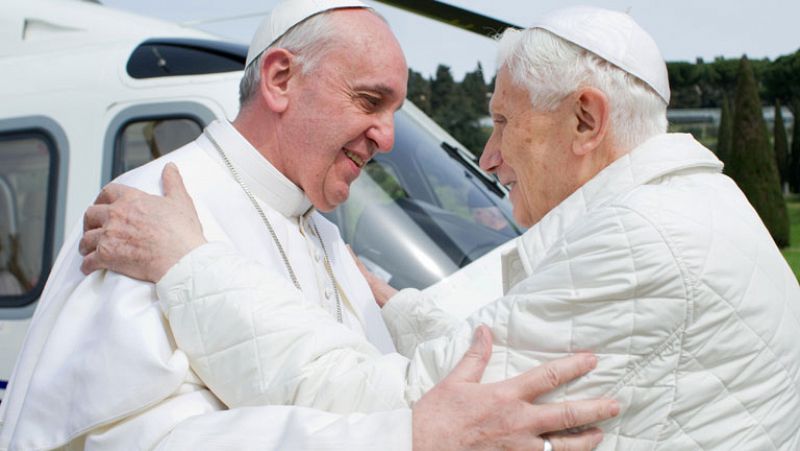 Francisco y Benedicto XVI se funden en un abrazo en Castel Gandolfo en su primer encuentro