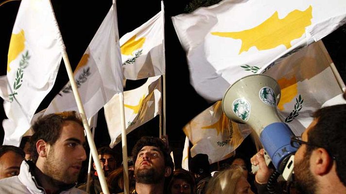 Telediario 1 - Chipre pacta una quita del 20% para los depósitos de más de 100.000 euros