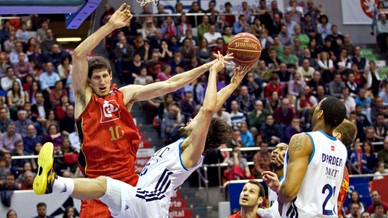El Real Madrid rompió su racha de tres derrotas consecutivas tras superar al CAI Zaragoza a domicilio gracias a su mayor serenidad en el último cuarto.