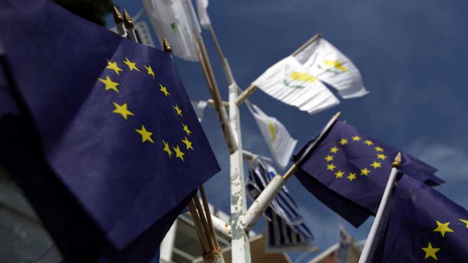 Telediario 1: Chipre salva su pertenencia al euro con el acuerdo de rescate | RTVE Play