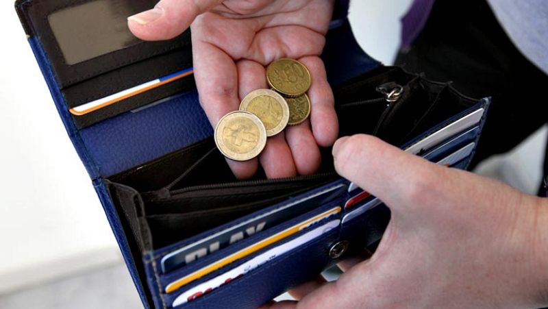 Los bancos chipriotas siguen cerrados: "Es difícil vivir con 100 euros al día"