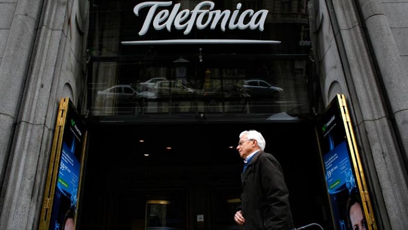 Telefónica cae un 4,98% tras vender toda su autocartera, casi el 2% de sus acciones