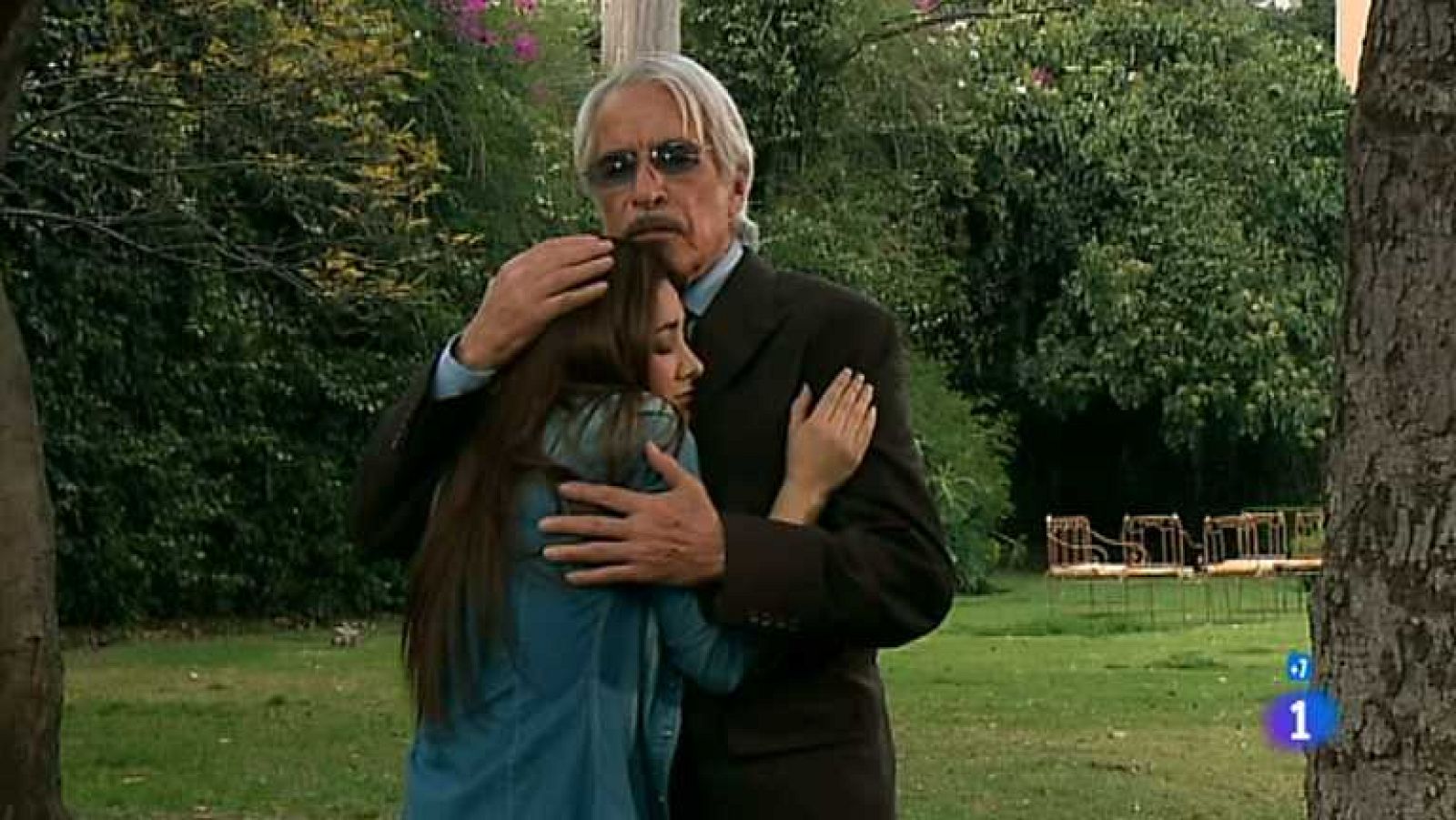 Amores verdaderos - Capítulo 113 - Arriaga, celoso, pregunta a Victoria quién es su amante - ver ahora