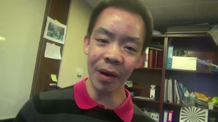 Con una sonrisa - Blog de 'Con una sonrisa': John explica a sus compañeros su trabajo