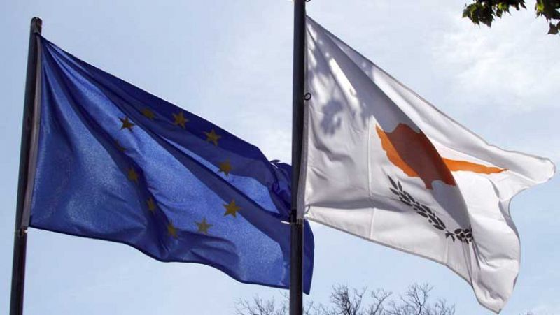 El rescate de Chipre aflora las luchas que se viven en la eurozona sobre cómo abordar las crisis bancarias