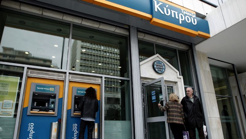 Los bancos de Chipre abrirán este jueves tras diez días sin hacerlo