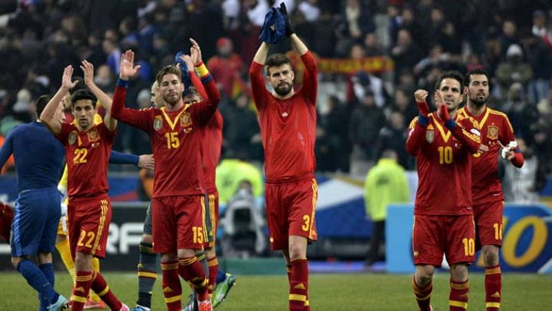 Hubo un tiempo en que no ganábamos en París, escenario exigente, pero ayer lo hicimos con un libreto que obligaba a ganar, ganar y ganar en territorio hostil. La Roja, más roja que nunca en toda una declaración de intenciones, intimidó a Francia por 