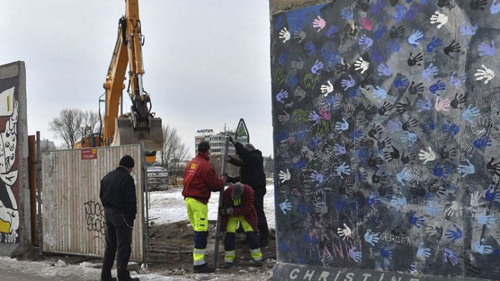 Derriban un tramo emblemático del Muro de Berlín