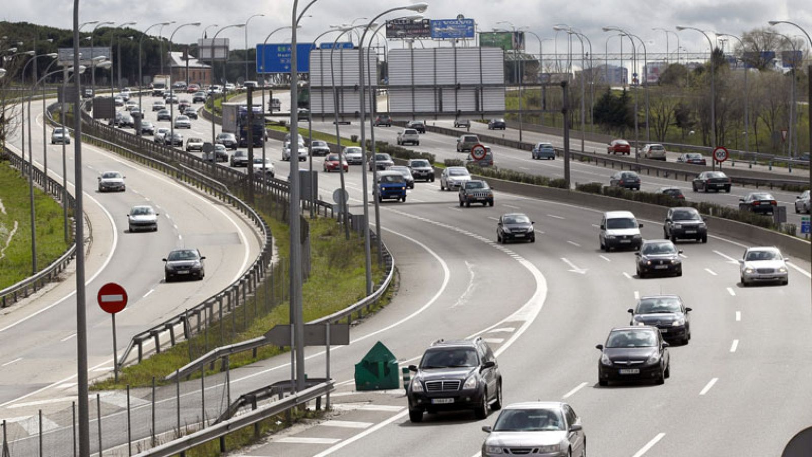 Las salidas de Madrid por la A-3 y la A-5 registraban pasadas las 10.30 horas importantes atascos de los conductores que se dirigen hacia la Comunidad Valenciana y Extremadura para disfrutar de las vacaciones de Semana Santa.

Según datos de la Dirección General de Tráfico (DGT), en la A-3 había seis kilómetros de retención a la altura de Villarejo de Salvanés y otros ocho en Fentidueña, ambas localidades de la Comunidad de Madrid.