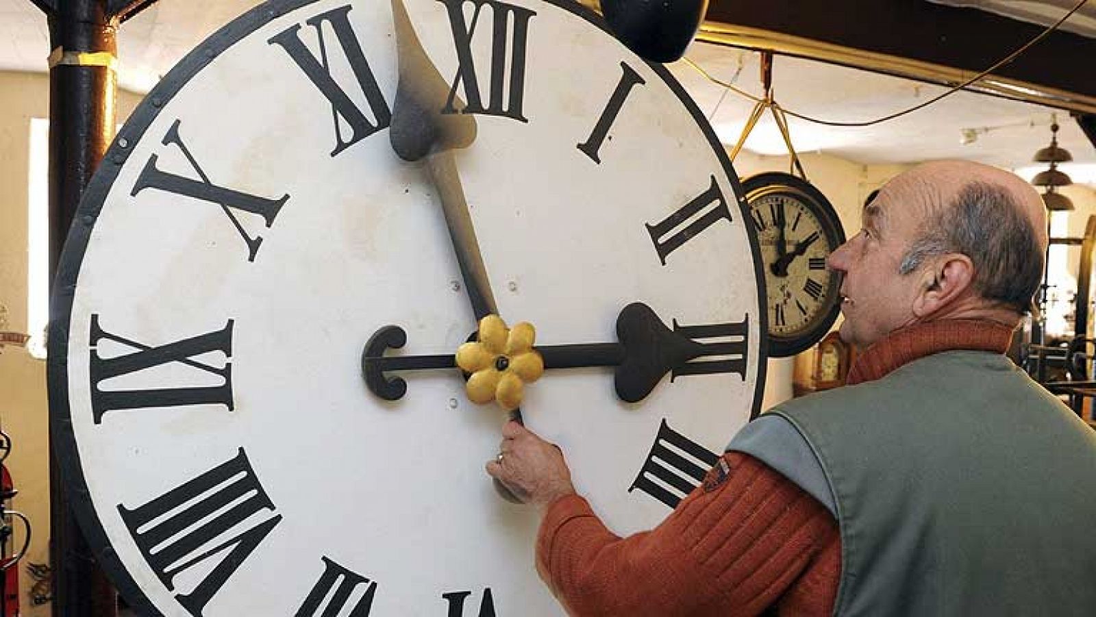 El domingo los relojes se adelantarán una hora - Informativo 24h | Ver