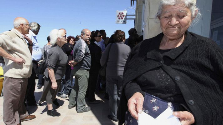 Abren los bancos chipriotas con colas y duras restricciones a las operaciones 