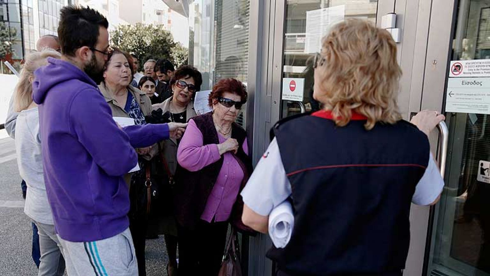 Esta mañana han vuelto a abrir sus puertas los bancos en Chipre tras 13 días. 