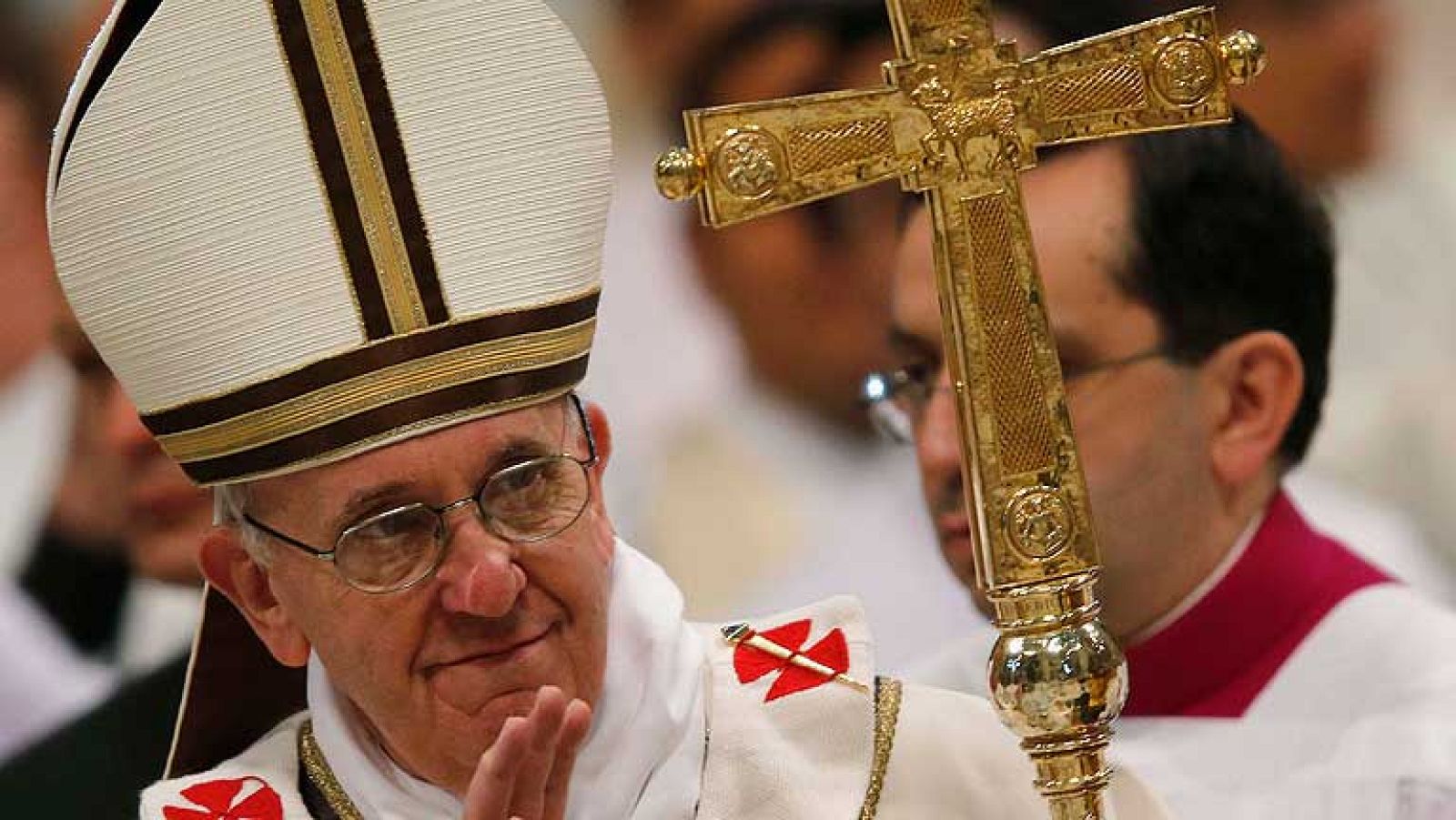 El papa Francisco ha abierto el Triduo Pascual, el primero de su pontificado, con la Misa Crismal, en cuya homilía dijo que el sacerdote no puede ser un gestor, tiene que salir a la "periferia", donde hay sufrimiento, sangre derramada, ceguera que desea ver, donde hay cautivos de tantos malos patrones".