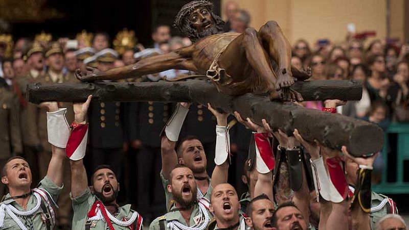 Málaga se vuelca con el Cristo de Mena