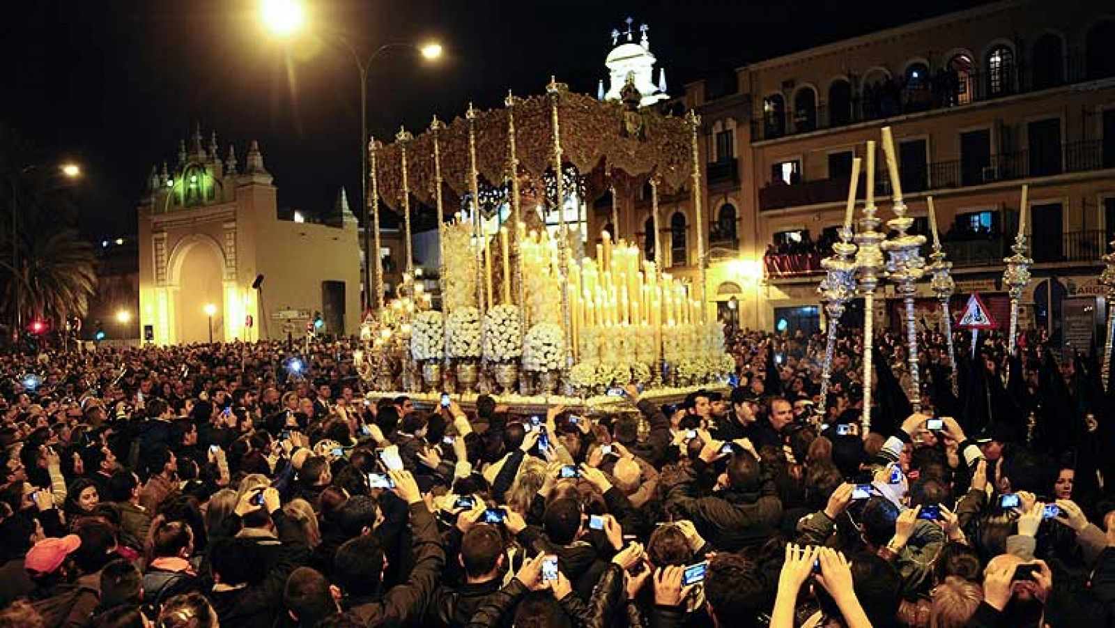 En Sevilla miles de personas han acompañado a las seis hermandades de `La Madrugá¿. Las previsiones se cumplieron y la lluvia dió una tregua hasta que llegó el amanecer.