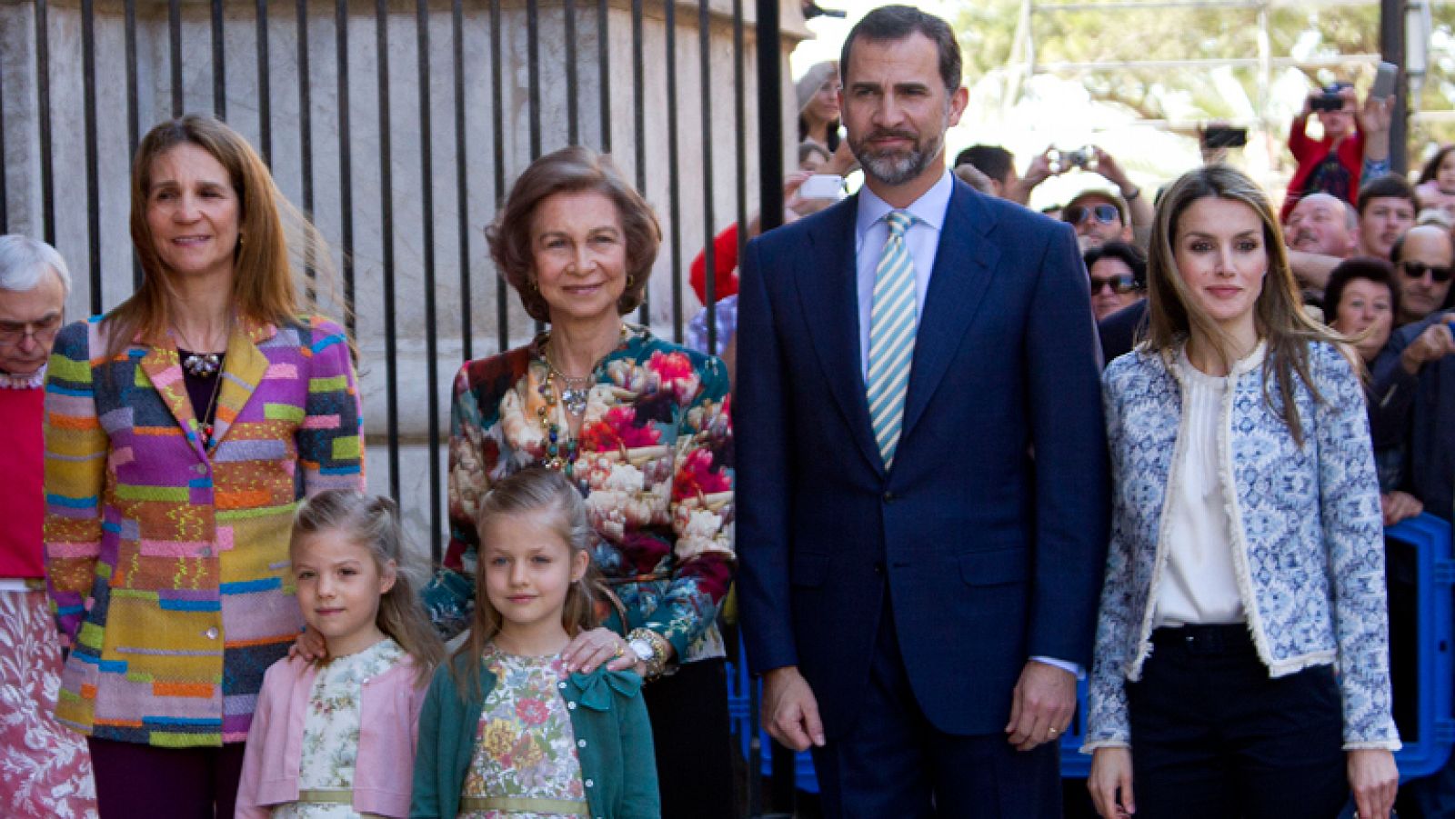 Telediario 1: La reina, los príncipes y la infanta Elena asisten a misa de Pascua en Palma | RTVE Play