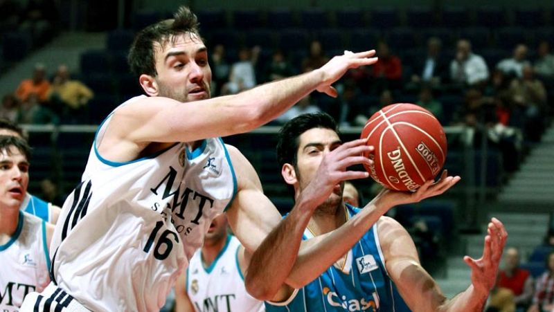 Con Carroll como clave, el Real Madrid venció por 9ª vez seguida en la regular al Cajasol (84-74) y casi sentencia la 1ª plaza tras la derrota del Caja Laboral. Lo que sí se asegura ya es ser cabeza de serie.