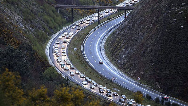 Atascos kilométricos en las carreteras españolas en el regreso de Semana Santa