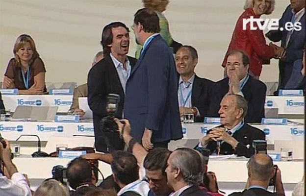 Aznar da un fuerte apretón a Rajoy