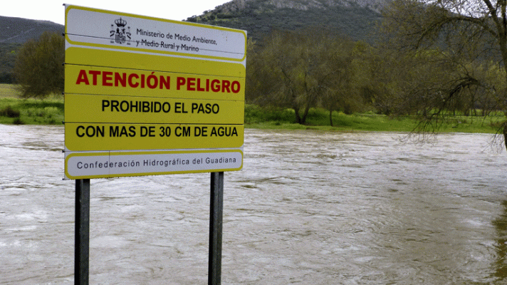 Tres muertos al hundirse un puente 