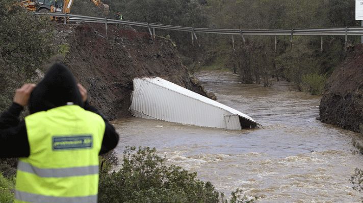 Telediario 1 - Tres muertos al hundirse un puente