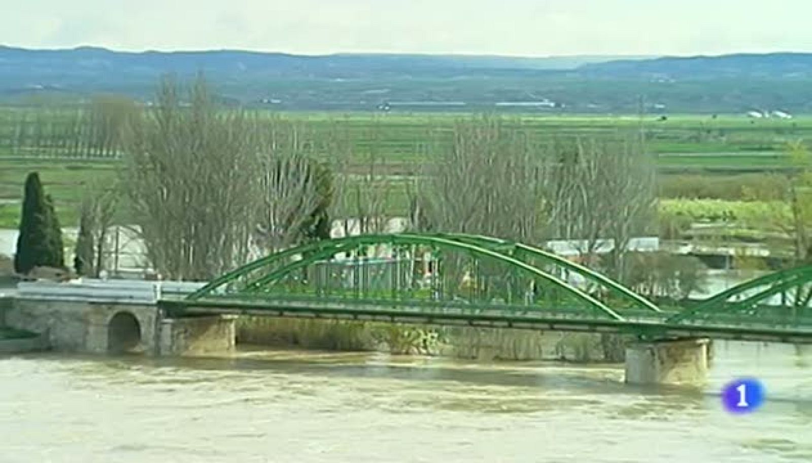 La punta de la crecida del Ebro llega esta tarde a Zaragoza con un caudal de unos 1.500 metros cúbicos por segundo.