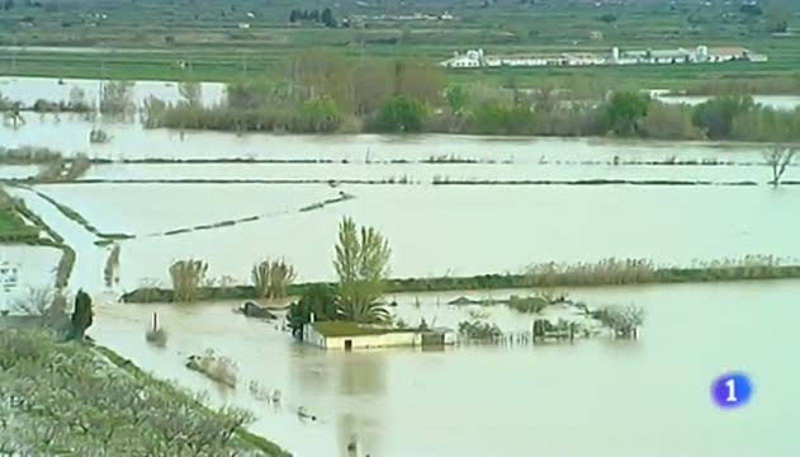La cuarta crecida del Ebro en este año deja cientos de hectáreas inundadas, aunque es menos importante de lo que se esperaba.Acaba la Semana Santa con romerías en este lunes de Pascua. Las estaciones cierran un puente redondo y Teruel, con datos positivos.Dirección y sindicatos de GM en Figueruelas se sientan desde hoy a negociar el convenio que tienen que cerrar antes del 8 abril.