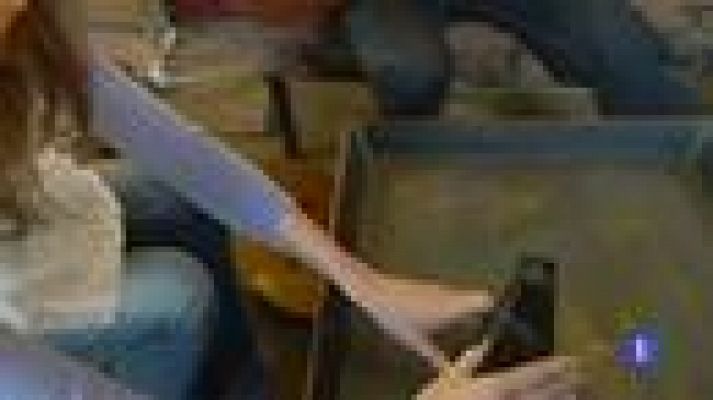 Telediario 1 - Carla Bruni se levanta de una entrevista cuando le preguntan por la imputación de Sarkozy