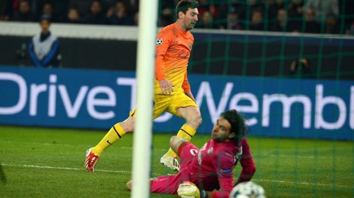 Champions League - Messi abre el marcador de tiro raso cruzado (0-1)