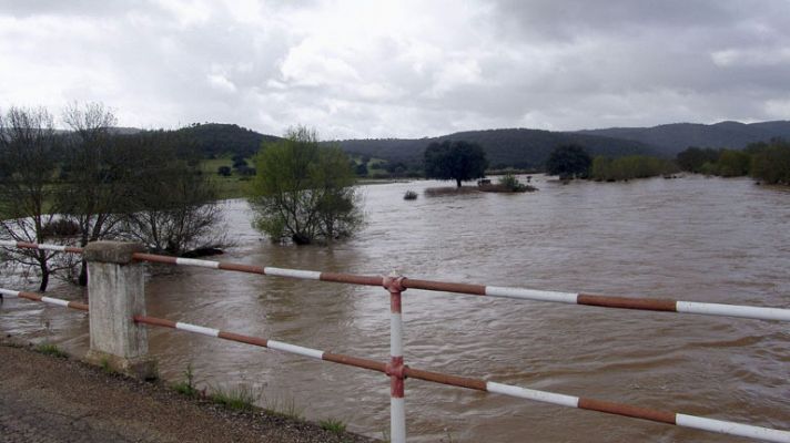 Los embalses siguen soltando agua