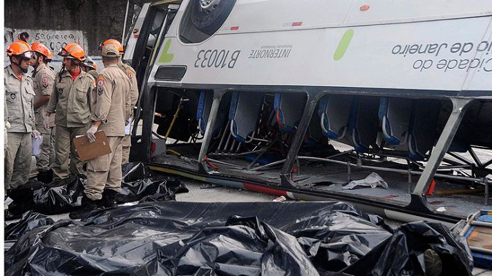 Siete muertos al caer un autobús desde un viaducto en Río de Janeiro