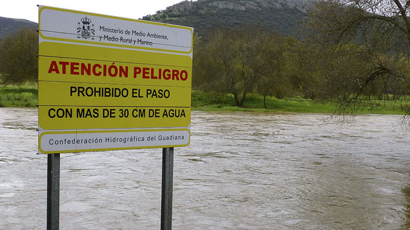 Telediario 1: Evacúan a más de 600 personas en un pueblo de Badajoz por riesgo inundaciones | RTVE Play