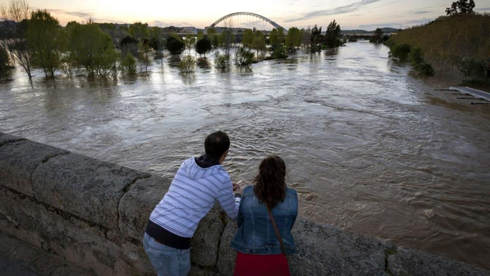 Los vecinos de Barbaño, en Badajoz, evacuados ante la previsión de crecida del río Guadiana - Informativo 24h | Ver