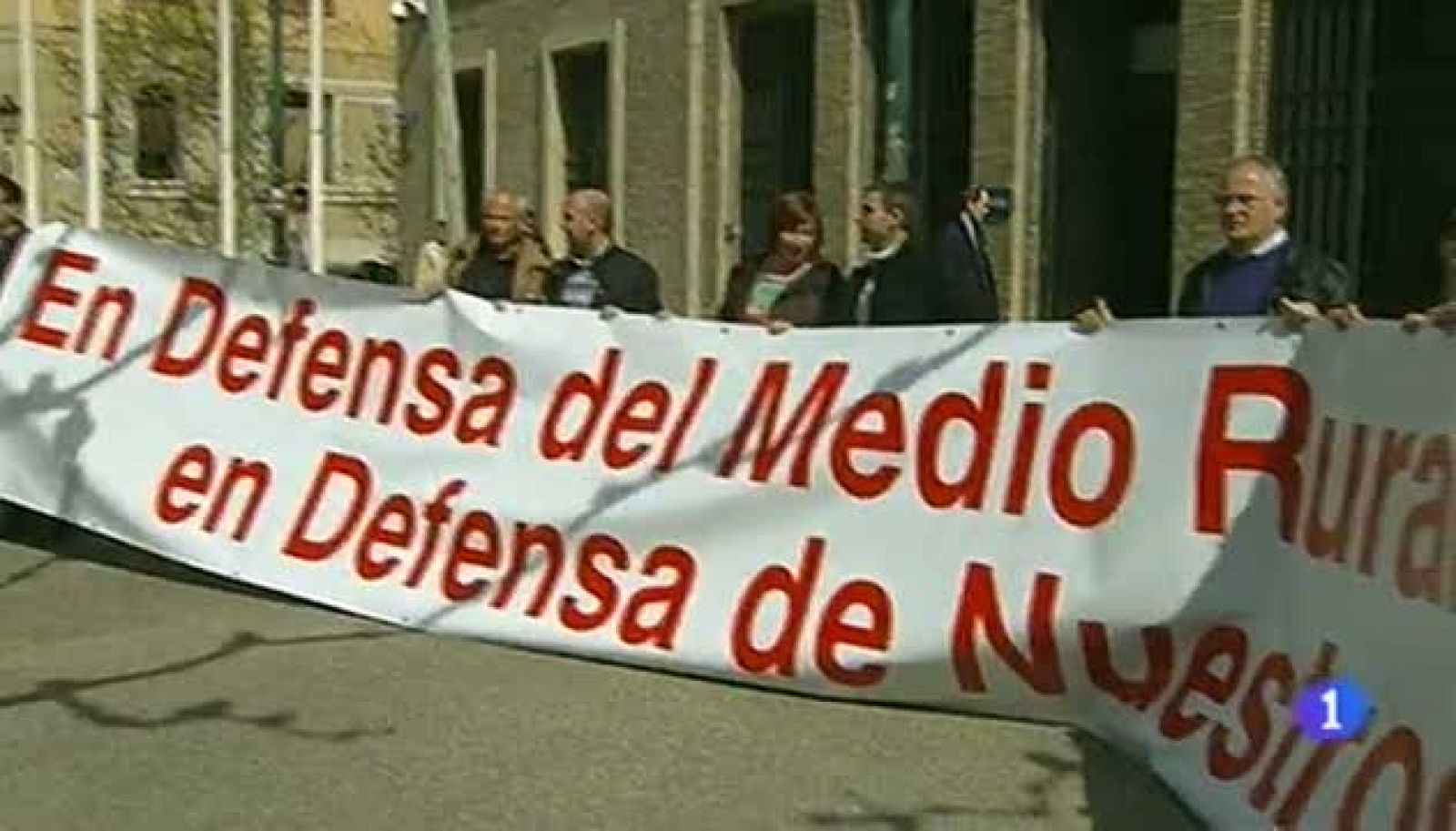 Alcaldes de la Plataforma en Defensa del Medio Rural, menos del PP, han protestado contra la reforma de la administración local.