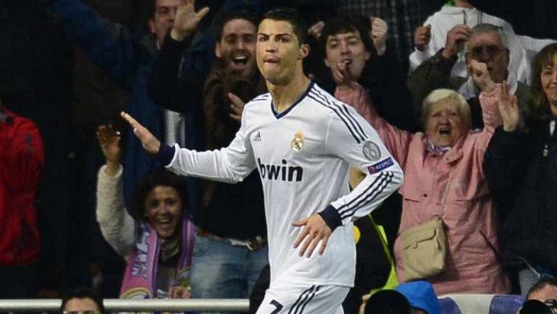 El jugador portugués Cristiano Ronaldo ha adelantado al Real Madrid ante el Galatasaray en el minuto 9 de juego, haciendo gala de su gran toque.