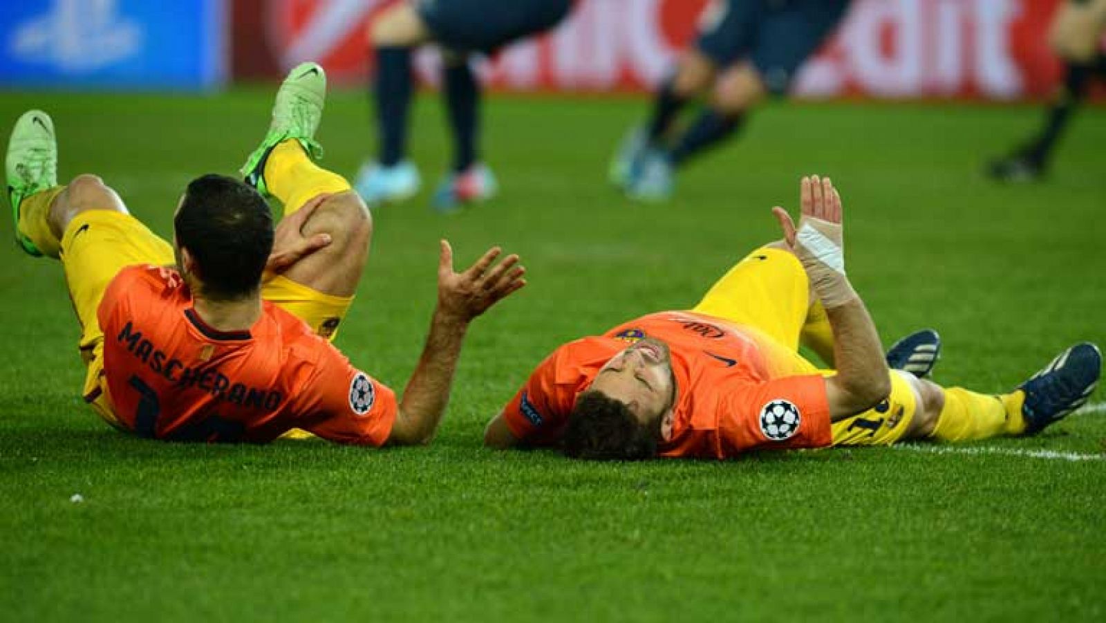 A la baja de Messi se une la de Mascherano. Tito Vilanova, que regresó al banquillo después de 73 días, tiene serios problemas en defensa para afrontar el partido de vuelta de la Champions sin Mascherano, Puyol ni Adriano.