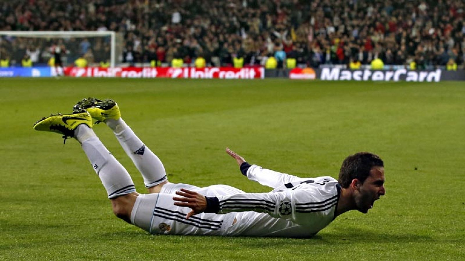 El Real Madrid ha dado un paso muy importante hacia las  semifinales de la Liga de Campeones tras doblegar, sin grandes  aspavientos, al Galatasaray turco (3-0) en un cómodo partido para los  merengues que se apoyaron en su tremenda pegada para dejar