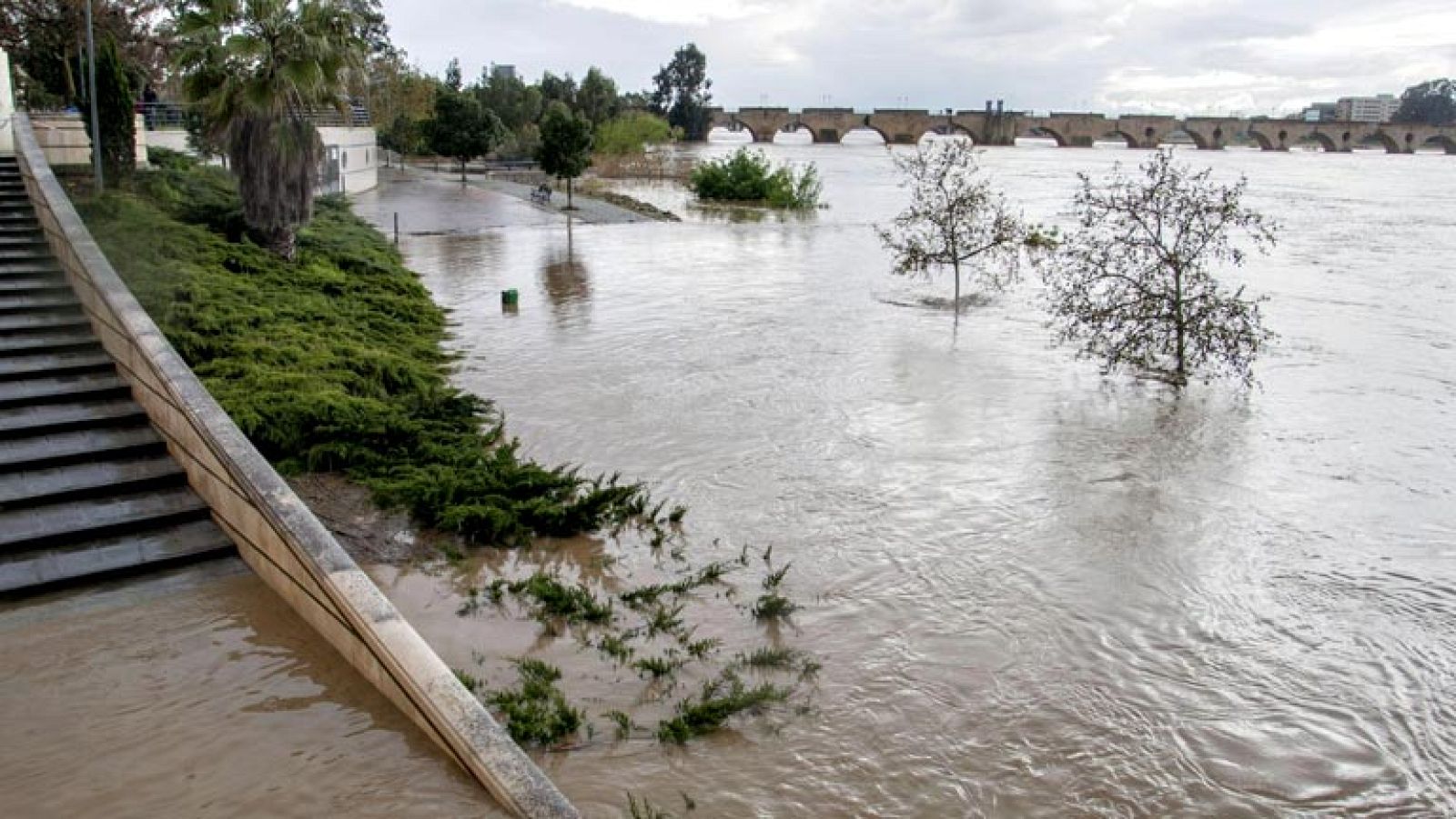 Los vecinos de Barbaño pasan la segunda noche evacuados por el riesgo de crecidas