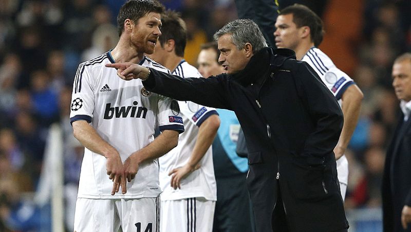 Sergio Ramos y Xabi Alonso vieron sendas tarjetas amarillas en el partido de ida contra el Galatasaray que les impedirán jugar en la vuelta en Estambul, un hecho que ha producido resquemor en Inglaterra, donde piden sanciones para el equipo blanco.