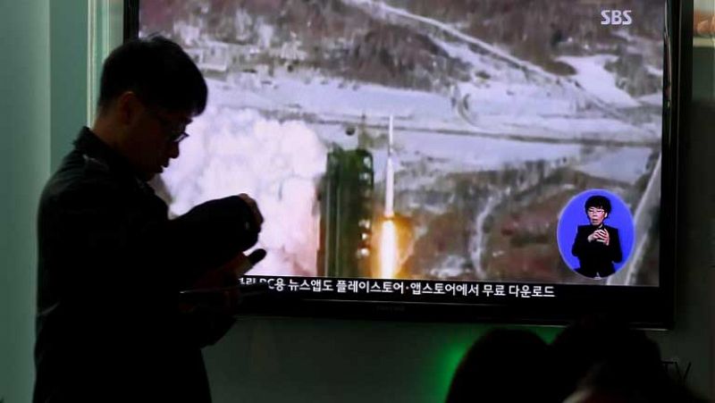 Corea del Norte coloca misiles musudan en una lanzadera 