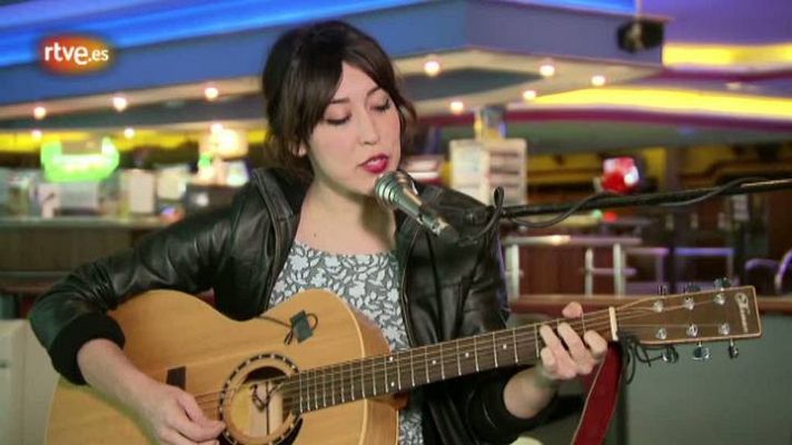 Atención obras - Anni B. Sweet canta "Land"