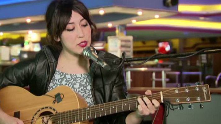 Atención obras - Anni B. Sweet canta "Land"