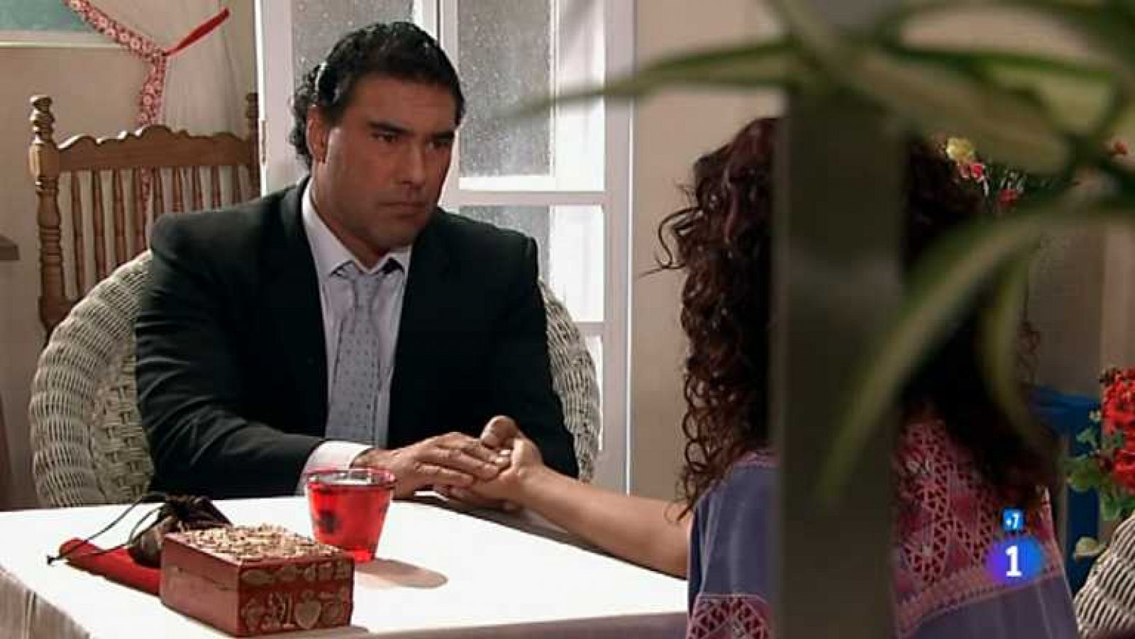 Nelson piensa que Victoria ya cambió a Arriaga por otro amante, se encuentra a Carlos y éste le recuerda quién es. Carlos asegura a Arriaga que no se hará a un lado para dejarle el camino libre con Victoria. Candelaria visita a Aníbal para comprobar