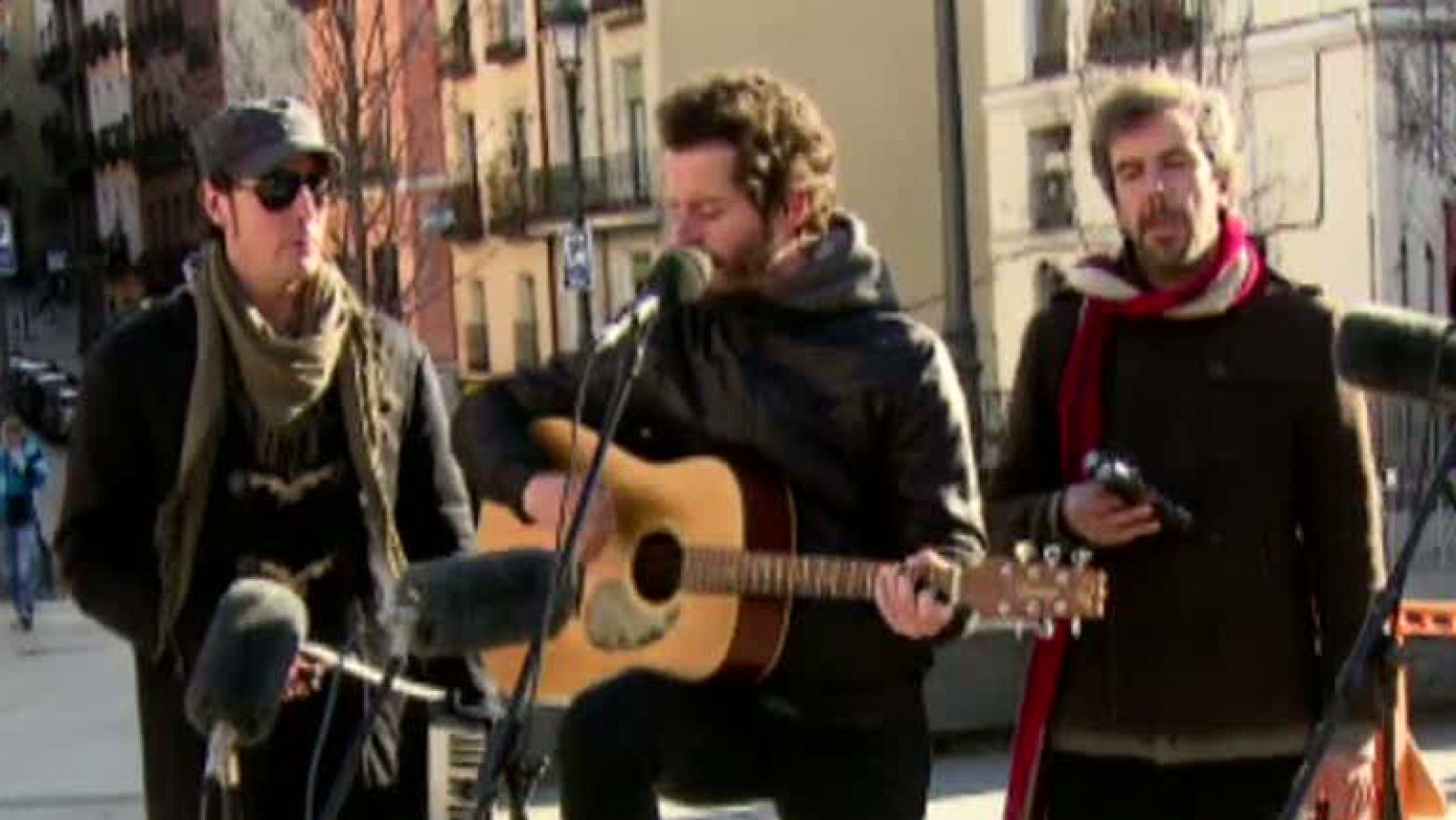 Niños Mutantes interpretan "Náufragos" en acústico, en la Plaza de Ópera - Ver ahora