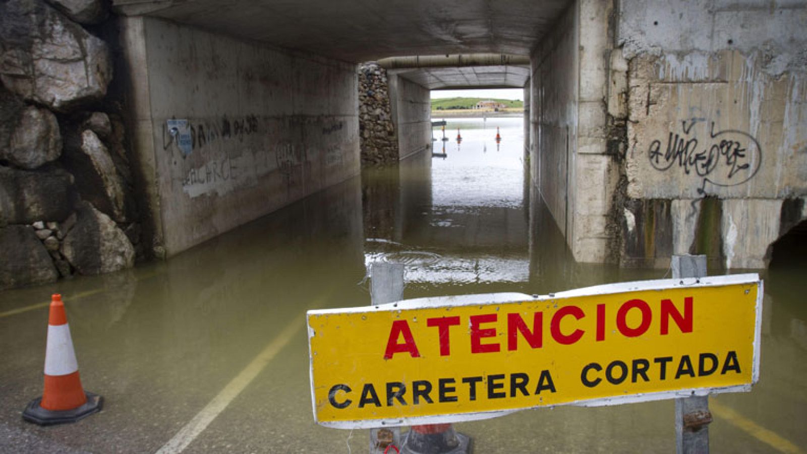 Un total de 57 embalses están aliviando en toda Andalucía. Uno de los más grandes, el Iznájar, con casi 1.000 hectómetros cúbicos, desembalsa a razón de 120 metros cúbicos por segundo. Los pueblos ribereños del Genil, como la Isla del Vicario, Jauja o Badolatosa están en alerta por nuevas crecidas. También en Granada vigilan las partes con más riesgo. En Jerez, los vecinos de las barriadas rurales observan con resignación como el Guadalete se desborda de nuevo. Por ahora, sólo hay cuatro familias desalojadas, aunque el plan de emergencias municipal ya ha advertido que puede ir a peor.