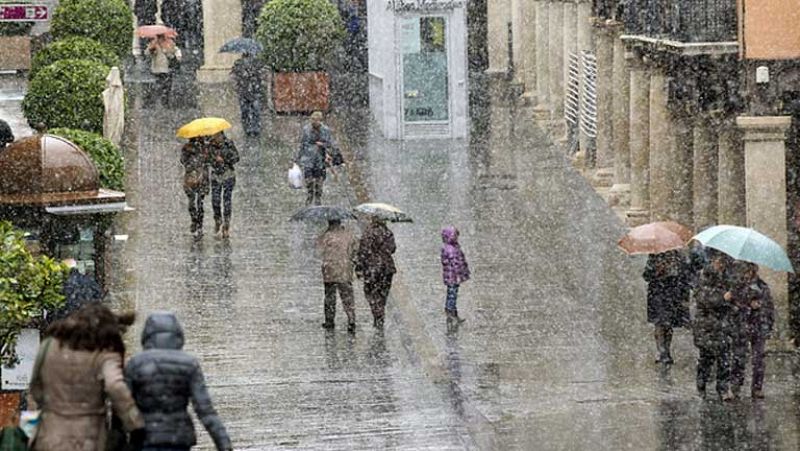 Chubascos moderados, ocasionalmente con tormenta y localmente fuertes 